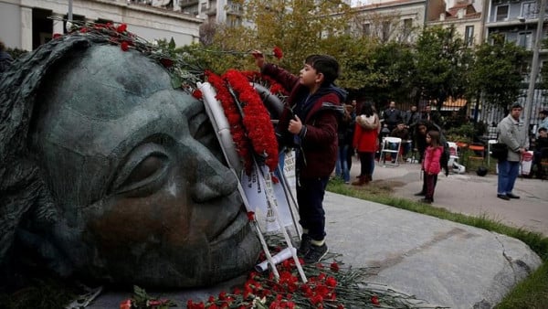 Υπό βροχή άνοιξε τις πύλες του το Πολυτεχνείο