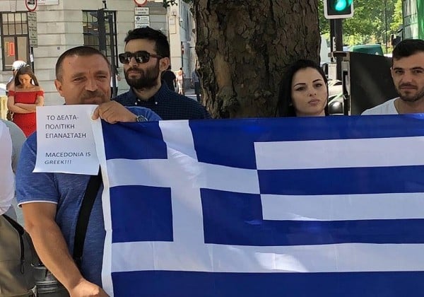 «Λαοθάλασσα» ...δέκα ανθρώπων τραγουδούν το «Μακεδονία Ξακουστή»