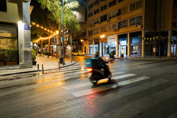 Σε ισχύ η νέα ώρα για την απαγόρευση κυκλοφορίας, τι αλλάζει