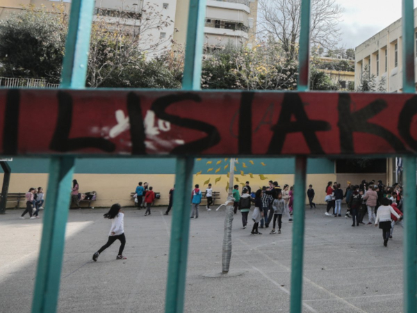 Χαμός στο Ηράκλειο: 15χρονη ξυλοκόπησε άγρια 13χρονο (video)