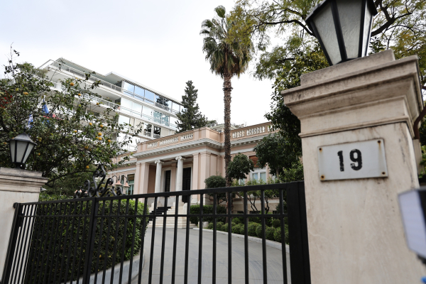 Χαζοί είναι στο Μαξίμου, τι ανησυχούν; Υπάρχουν γκάλοπ που τους φέρνουν κοντά στην... αυτοδυναμία!