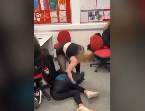 Σκωτία: Άγριος ξυλοδαρμός μαθήτριας από συνομίληκή της μέσα στην τάξη