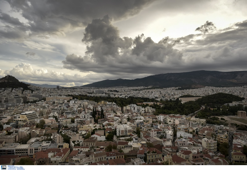 Καιρός: Συννεφιασμένη Κυριακή με τοπικές βροχές, επιδείνωση από Δευτέρα