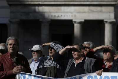 Ασφαλιστικό: Εισφορές ή μεγάλο «μαχαίρι» στις συντάξεις