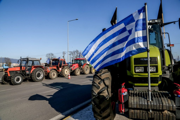 Μπρα ντε φερ Μητσοτάκη με τους αγρότες εν μέσω μπλόκων και τρακτέρ