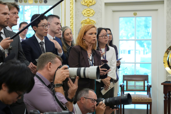 CNN, MS NOW και Politico προσφεύγουν κατά της κυβέρνησης Τραμπ για τον αποκλεισμό τους από τον Λευκό Οίκο
