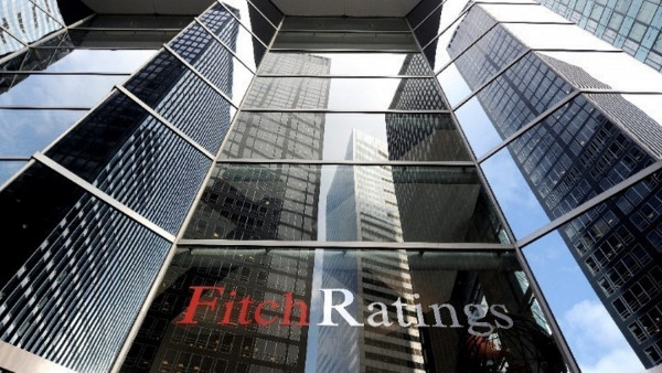 Fitch: Το ελληνικό χρέος παραμένει βιώσιμο παρά την πανδημία