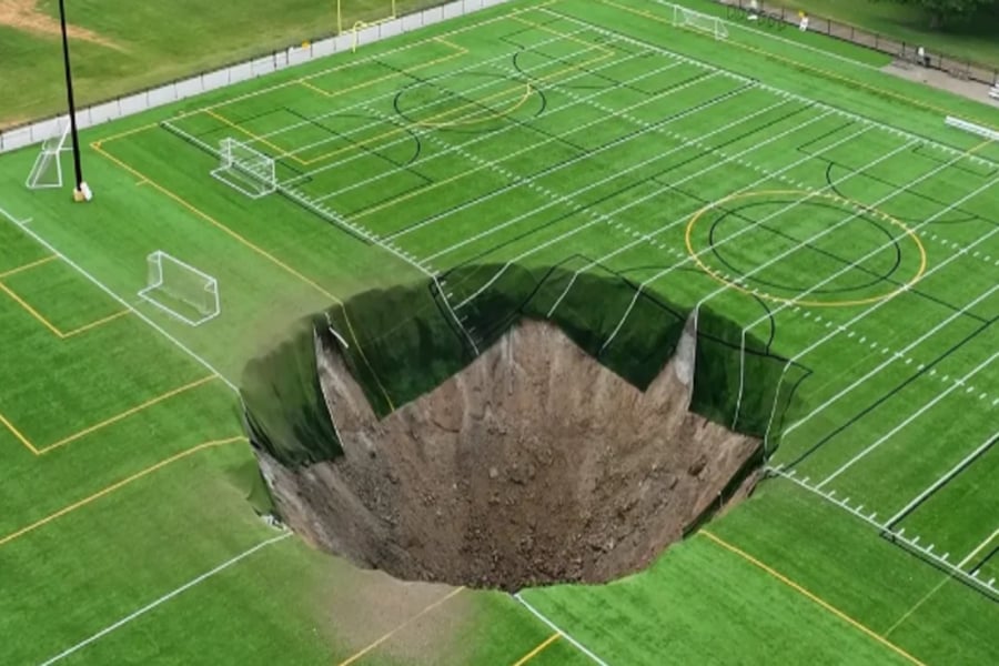 Η στιγμή που ανοίγει τεράστια τρύπα σε γήπεδο ποδοσφαίρου - Πλάτους 30 μέτρων