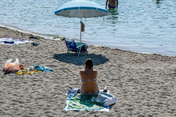 Καιρός: Η άπνοια ζέστανε το Αιγαίο, στους 28°C η θερμοκρασία της θάλασσας