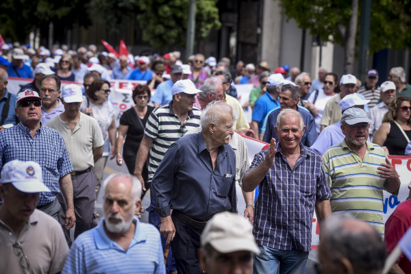 Τελεσίδικα αναδρομικά για 600.000 συνταξιούχους του Δημοσίου - Άφαντη η αναδρομικότητα στην αίτηση του ΕΦΚΑ