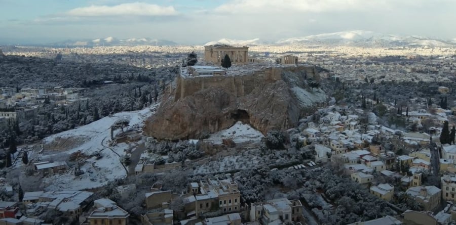 Η κακοκαιρία Μπάρμπαρα έντυσε στα λευκά την Αθήνα, εκπληκτικό βίντεο με εικόνες από ψηλά