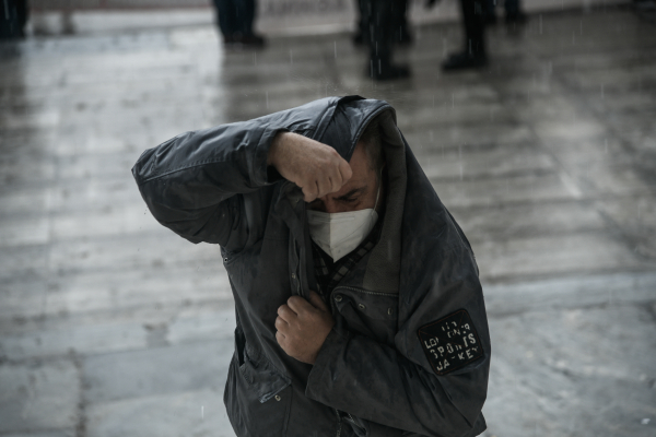 Χαλάει πάλι ο καιρός: Πού θα πέσει θεαματικά η θερμοκρασία και θα χτυπήσουν λασποβροχές (βίντεο)