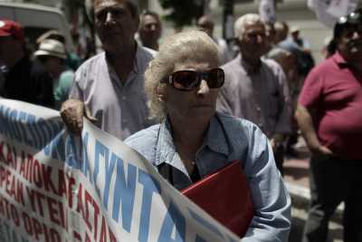 Συντάξεις: Νέες μειώσεις και για τρεις μήνες