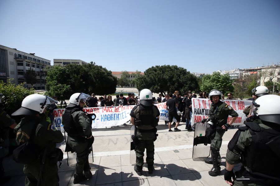 Επίθεση με μολότοφ σε βάρος αστυνομικών έξω από το ΑΠΘ