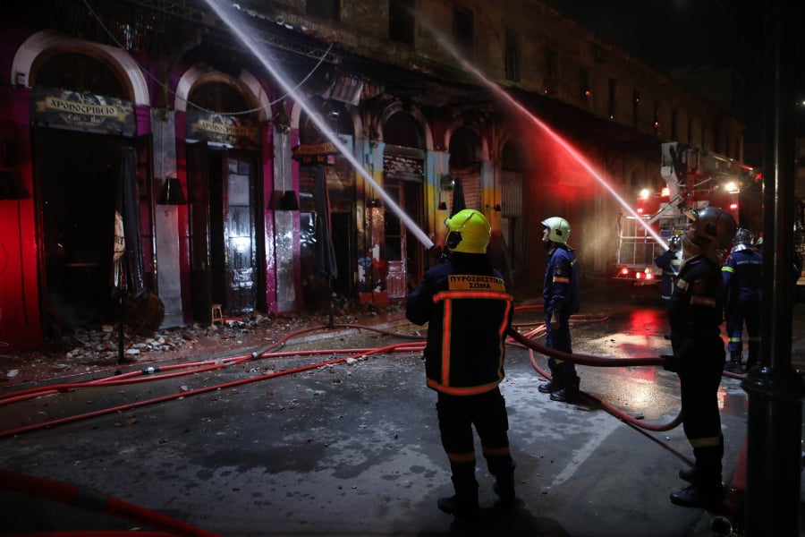 Πειραιάς: Υπό έλεγχο η φωτιά, καρέ- καρέ η μάχη των πυροσβεστών με τις φλόγες