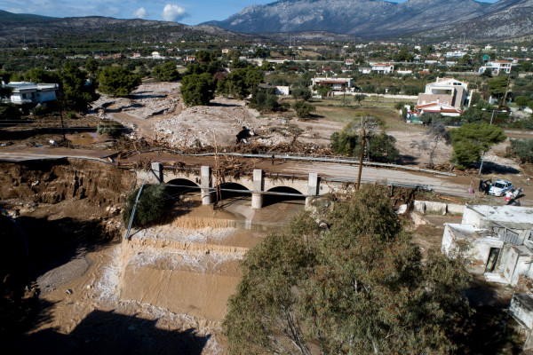 Κινέτα, η καταστροφή στο φως της ημέρας - Φωτογραφίες με τις ανοικτές πληγές της από ψηλά - Η αυτοψία του Ευθύμη Λέκκα