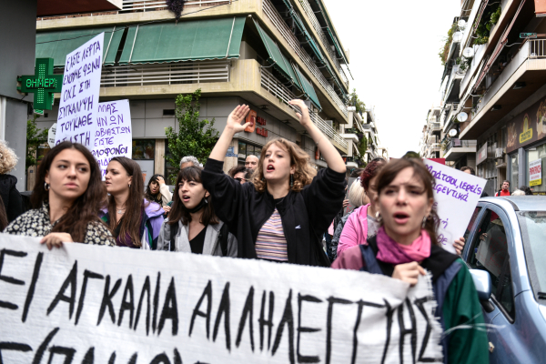 Καταγγελία για σεξιστικά σχόλια με αναφορές στο ΑΤ Ομόνοιας, από άνδρες των ΜΑΤ σε διαδηλώτριες