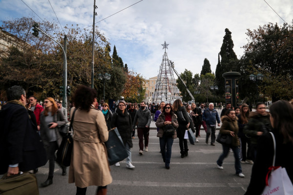 Εορταστικό ωράριο: Τι ώρα κλείνουν καταστήματα και σούπερ μάρκετ