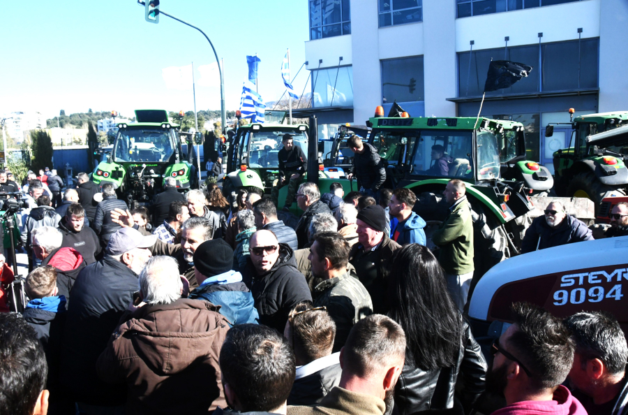 Οι αγρότες «σφράγισαν» με μπλόκα και την «Πατρών - Αθήνας», Σφίγγει περαιτέρω ο κλοιός αύριο