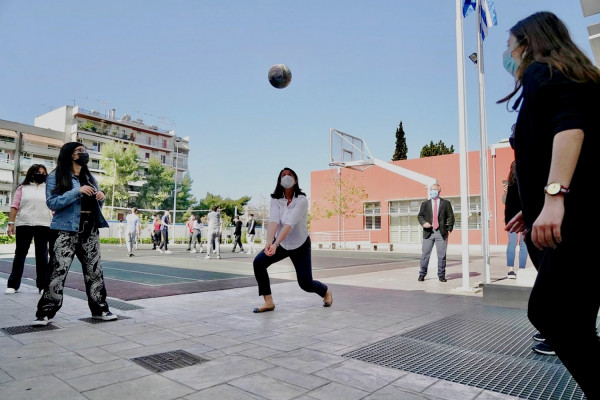 Νίκη Κεραμέως: Έπαιξε βόλεϊ με μαθητές και τους ευχήθηκε Καλό Πάσχα