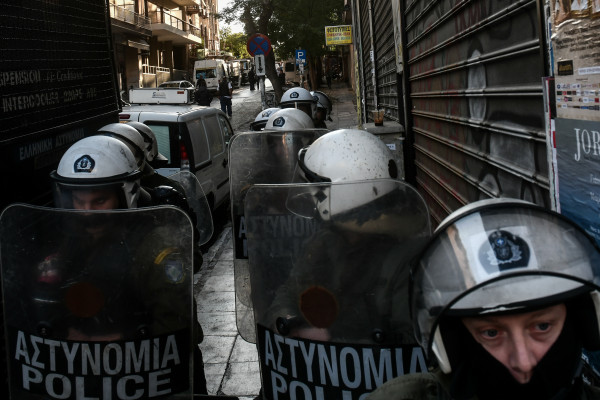 Aστυνομική επιχείρηση σε υπό κατάληψη κτίριο πίσω από την ΑΣΟΕΕ - Τα ευρήματα της ΕΛΑΣ (video - φωτο)