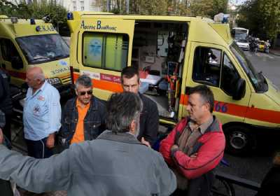 «Περικυκλώθηκε» από ασθενοφόρα του ΕΚΑΒ η Βουλή