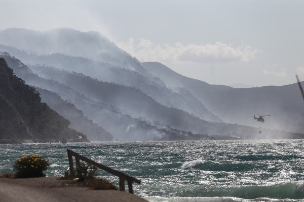 Φωτιά στην Κορινθία: Διάσπαρτες εστίες, «μάχη» με τις φλόγες - Σηκώθηκαν εναέρια μέσα (εικόνες, βίντεο)