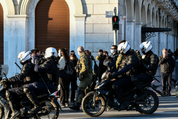 Στρατιές αστυνομικών στους δρόμους για τη σωστή εφαρμογή των νέων μέτρων