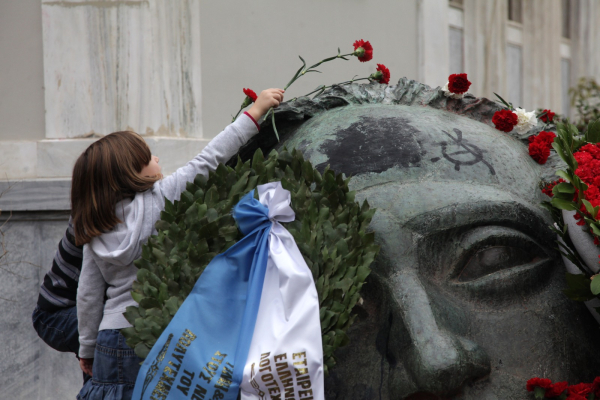 Οι Σπαρτιάτες θα προτιμούσαν να γιορτάζουμε τη λήξη του Εμφυλίου και μιλούν για «δημοκρατία αριστερών κατσαπλιάδων»