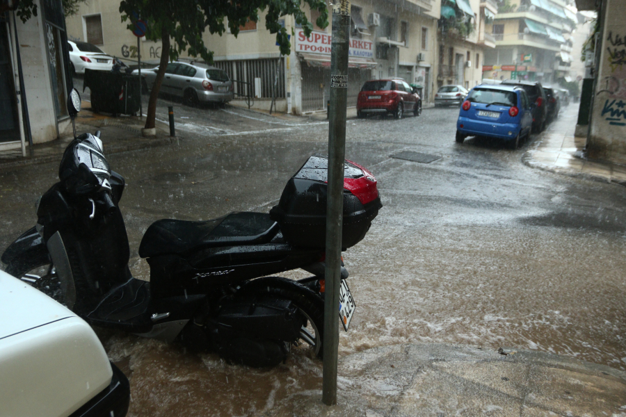 Έπεσαν «καρέκλες» σε Βριλήσσια, Πατήσια, Μαρούσι και Μεταμόρφωση - Λαγουβάρδος για καταιγίδες