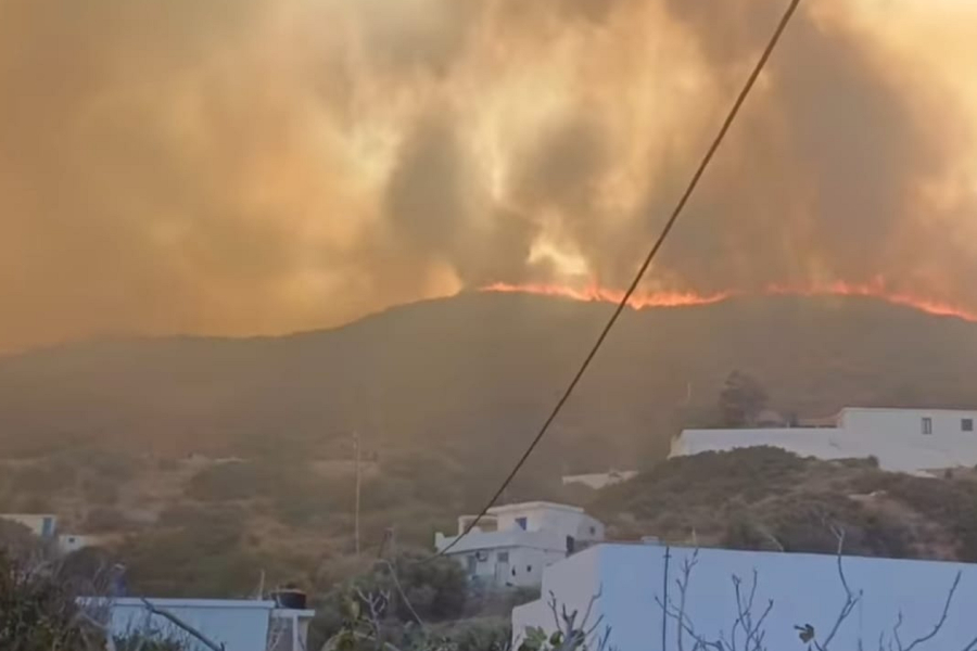 Μαίνεται η φωτιά στους Φούρνους - Διάσπαρτες εστίες (Εικόνες &amp; βίντεο)