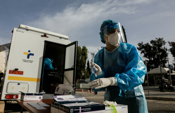 Παγώνη: Πότε αναμένονται στην Ελλάδα τα πρώτα κρούσματα της υποπαραλλαγής «Κένταυρος»