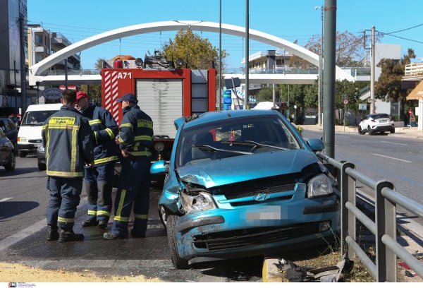 Σοβαρό τροχαίο στη Μεσογείων: Η «τρελή» πορεία του ΙΧ που «σκαρφάλωσε» πάνω σε σταματημένο αμάξι (βίντεο)