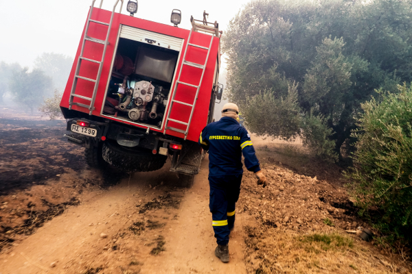 Φωτιά στην Σαλαμίνα: Η στιγμή που ανατρέπεται όχημα της Πυροσβεστικής - Βίντεο