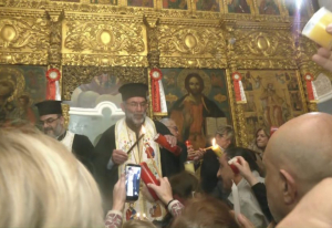 Συγκίνηση στη Βηρυτό: Έφτασε το Άγιο Φως εν μέσω συγκρούσεων (βίντεο)