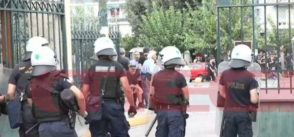 Νέα Φιλαδέλφεια: Ένταση στην Ευελπίδων με οπαδούς της ΑΕΚ -Πέταξαν μπουκάλια σε αστυνομικούς και δημοσιογράφους