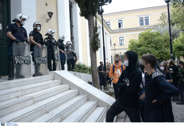 Στον ανακριτή ο 14χρονος μαθητής - «Δεν συμμετείχε στα επεισόδια» λέει η μητέρα του (vid)