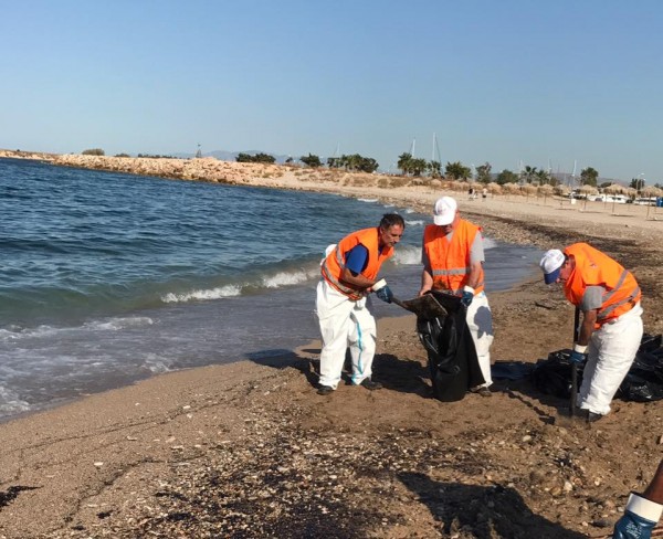 Με νέο δεξαμενόπλοιο από αύριο η απάντληση των καυσίμων από το «Αγ. Ζώνη»