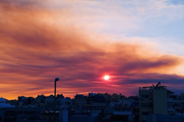 Φωτιά στο Ξυλόκαστρο: Κατακόκκινος ο ουρανός της Αθήνας (εικόνες)