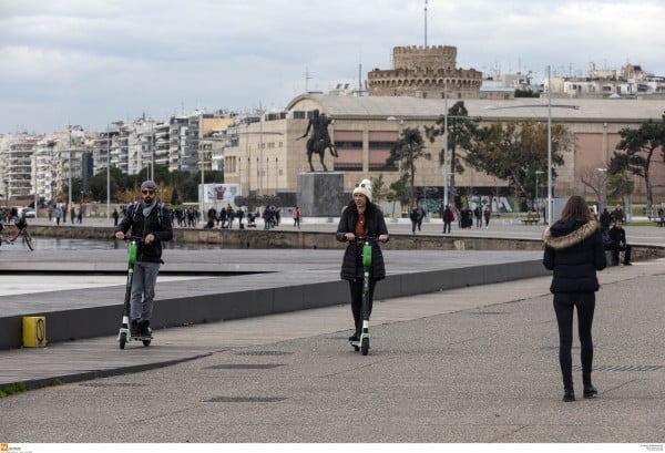 Έρχονται τέλη στάθμευσης και πρόστιμα για τα ηλεκτρονικά πατίνια