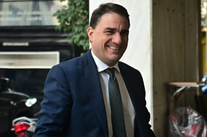 Τσουκαλάς: Ο υπουργός «και Α και ΟΥ» έβγαλε τα γυαλιά της ΜΕΤΑ και μεταμορφώθηκε σε πολέμιο του Ζούκερμπεργκ