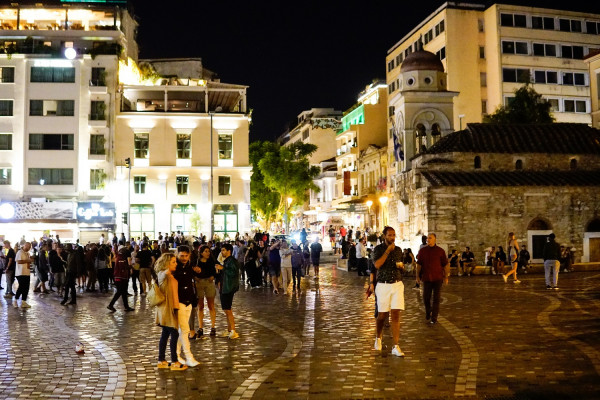 Έντονη ανησυχία για τον συνωστισμό στις πλατείες - «Ένας μπορεί να μολύνει 100, φόβος για 1000 κρούσματα»