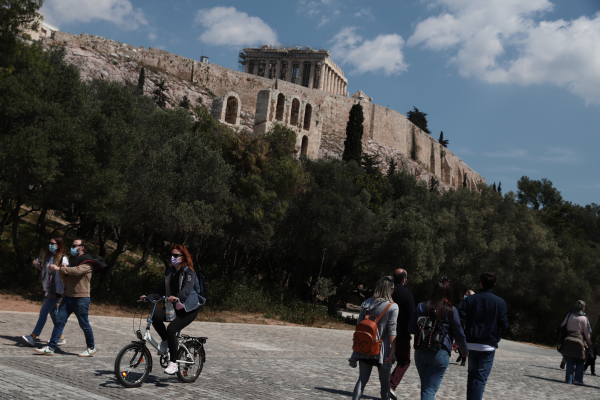 Καιρός για... περίπατο με λιακάδα και άνοδο της θερμοκρασίας για σήμερα - Που θα θα βρέξει