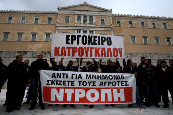 Στο Σύνταγμα η πορεία των αγροτών - Στο κέντρο τρακτέρ απο το μπλόκο της Νίκαιας