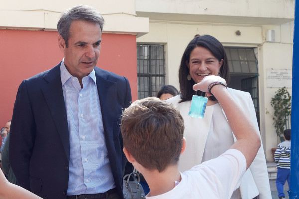 Μαθητής είδε τον Κυριάκο Μητσοτάκη και ...λιποθύμησε - Viral έγινε η αντίδρασή του