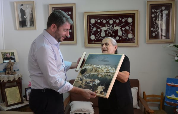 Τη Χαρίτα Μάντολες, το πρόσωπο -σύμβολο της κυπριακής τραγωδίας, συνάντησε ο Ανδρουλάκης