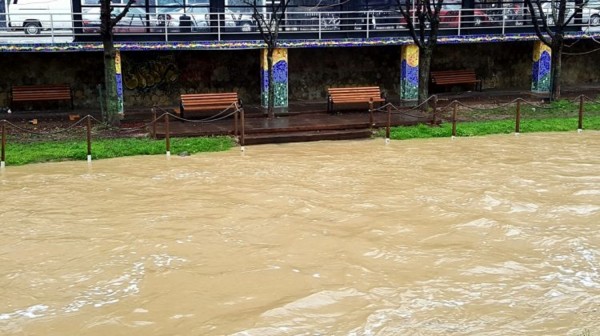 Υπερχείλησε ο Ληθαίος ποταμός στα Τρίκαλα (βίντεο)