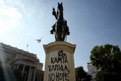 Βανδάλισαν το άγαλμα του Κολοκοτρώνη στην Σταδίου