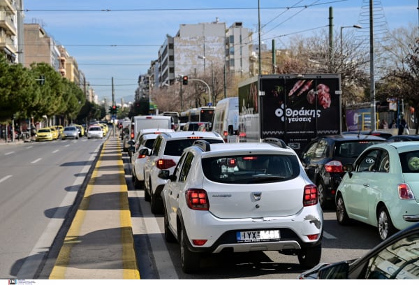 Σοκάρει μαρτύρια για το επικίνδυνο παιχνίδι που παιδιά πετάγονται στο δρόμο, «θα του ζητάνε και τα ρέστα» (βίντεο)