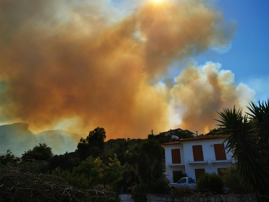 Καλύτερη η εικόνα της φωτιάς στη Σάμο, διάσπαρτες εστίες